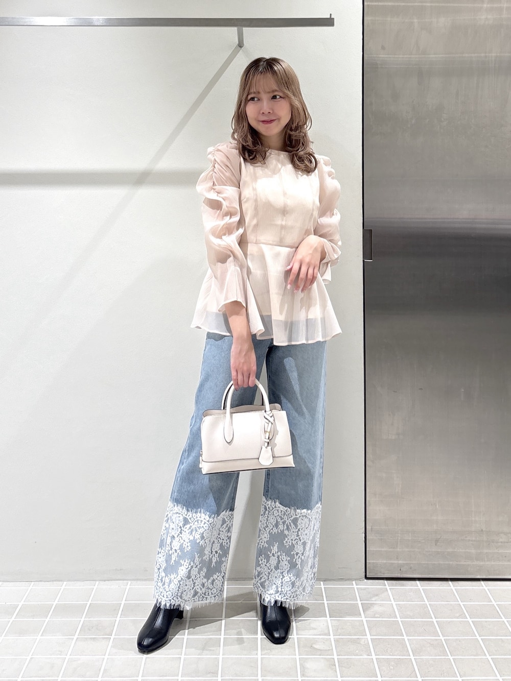 ベージュ系のシャツ/ブラウス、ブルー系のデニムパンツ、ホワイト系のトートバッグを着用したレディースの夏コーディネートの1枚目の写真
