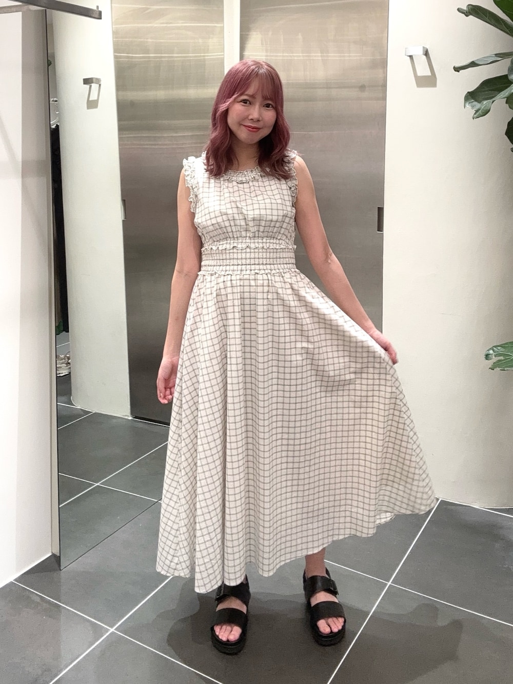 ホワイト系のワンピース、ブラック系のサンダルを着用したレディースの夏コーディネートの1枚目の写真