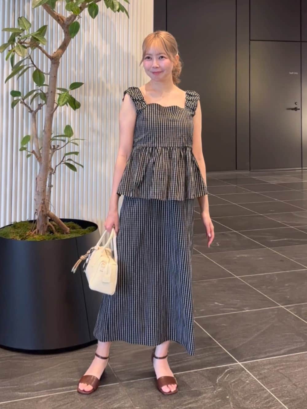 ブラック系のシャツ/ブラウス、ブラック系のワンピース、ホワイト系のボストンバッグを着用したレディースの夏コーディネートの1枚目の写真
