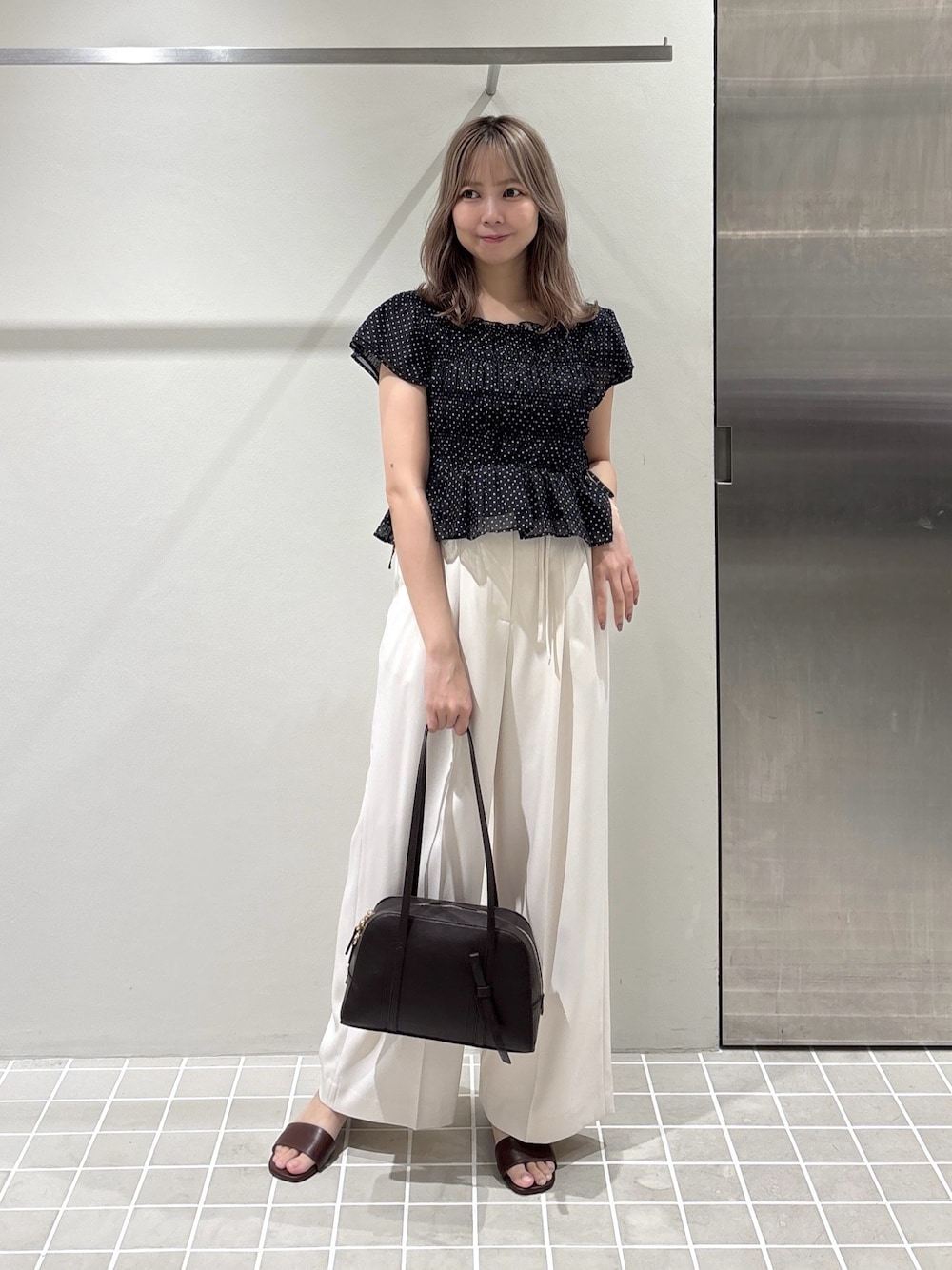 ホワイト系のその他パンツ、ブラウン系のボストンバッグ、ブラウン系のサンダルを着用したレディースの夏コーディネートの1枚目の写真
