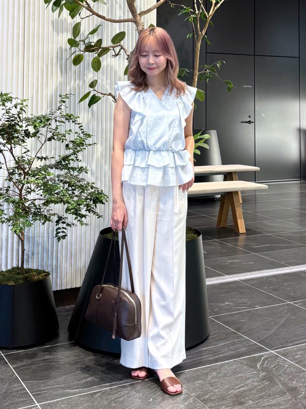 ブルー系のシャツ/ブラウス、ホワイト系のその他パンツ、ブラウン系のボストンバッグを着用したレディースの夏コーディネートの1枚目の写真