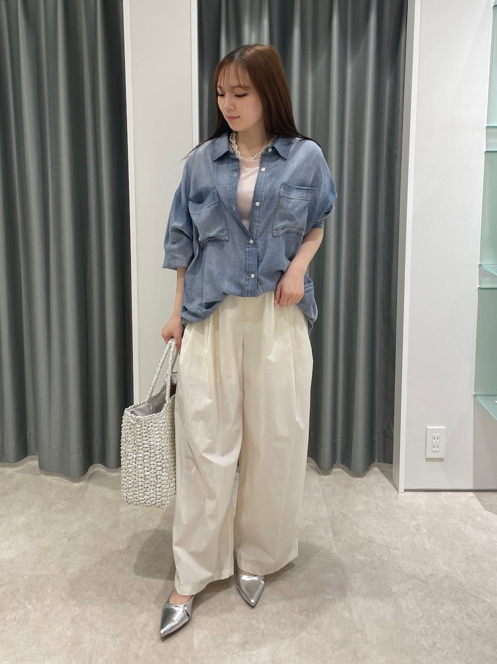 シルバー系のその他シューズ、シルバー系のトートバッグ、ホワイト系のその他パンツを着用したレディースの夏コーディネートの1枚目の写真