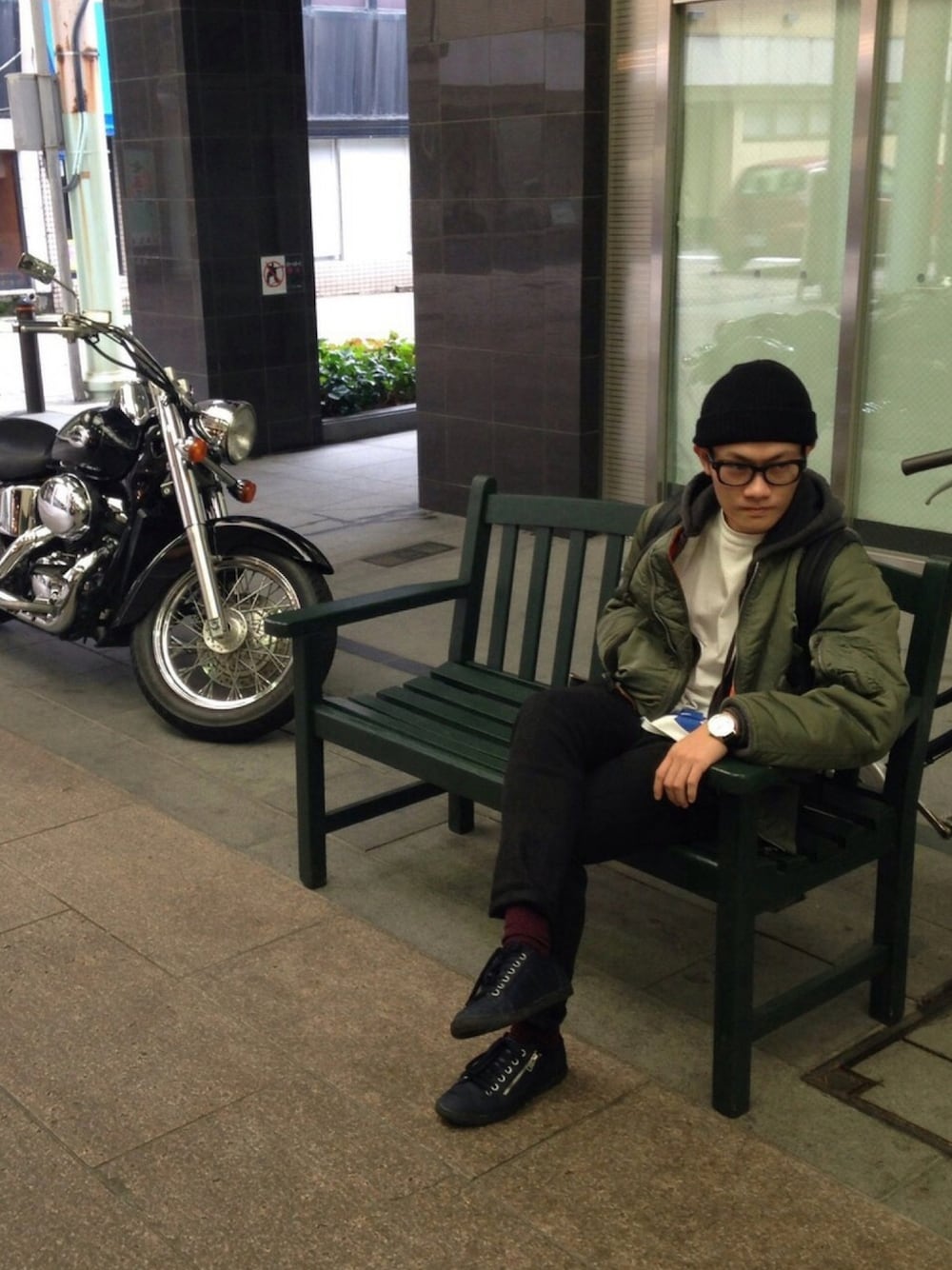 「スラックス、MA-1、アウター×グレーパーカー、TIMEX、RAGEBLUE、BEAMS、黒のニットキャップ、スリッポン、MA-1×パーカー」｜「BEAMSの【WEB限定】 BEAMS / オリジナル眼鏡 “BASE”（メガネ、ブラック系）」を使った、Emanon(エマノン)ミュージシャンさん（メンズ・166cm）の冬コーディネートの1枚目の写真
