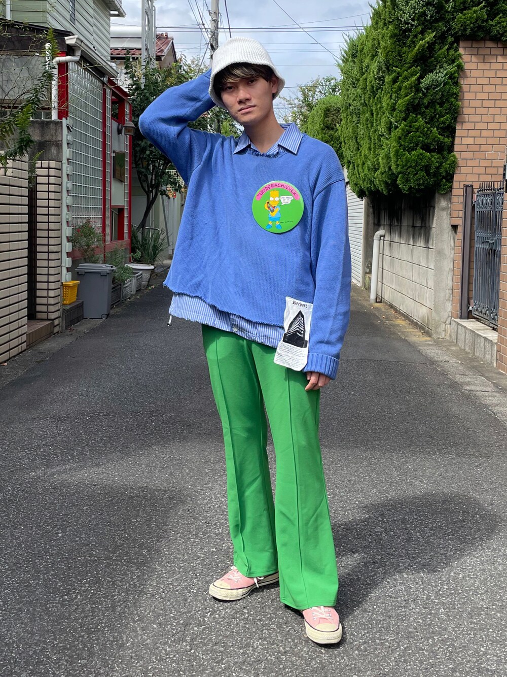 「スニーカー、ニット、コンバース、グリーン、ブルー、ストリート、HARE、レイヤードスタイル、個性派、フレアパンツ、バケットハット、低身長、ラカル、wearhalloween2021、バッジ」｜「RACALのRACAL/Paper knit bucket hat（ハット、ホワイト系）」を使った、Emanon(エマノン)ミュージシャンさん（メンズ・167cm）の秋コーディネートの1枚目の写真