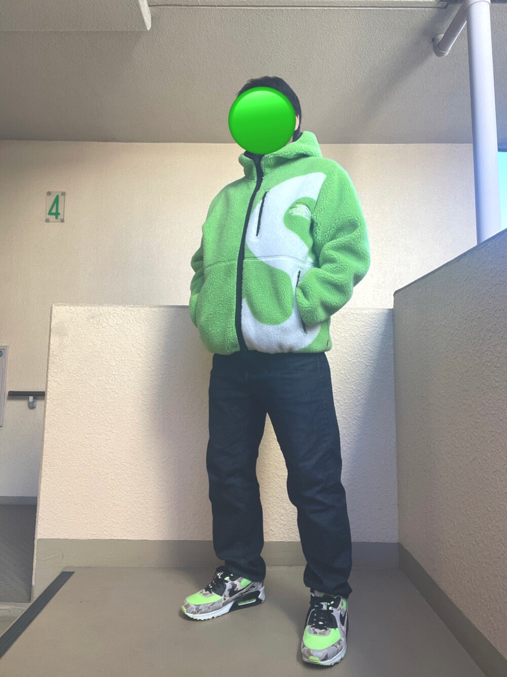 「ボアジャケット、フリース、おしゃれさんと繋がりたい、スニーカーコーデ、NIKE、エアマックス、AIR MAX、supreme、シュプリーム、休日スタイル」｜「Supreme のアイテム（その他アウター、グリーン系）」を使った、Ren Saitoさん（メンズ・168cm）の冬コーディネートの1枚目の写真