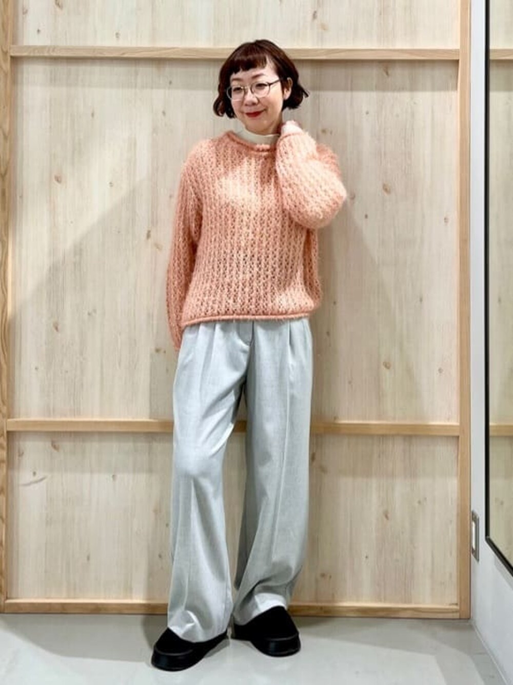 ピンク系のニット/セーターを着用したレディースの冬コーディネートの1枚目の写真
