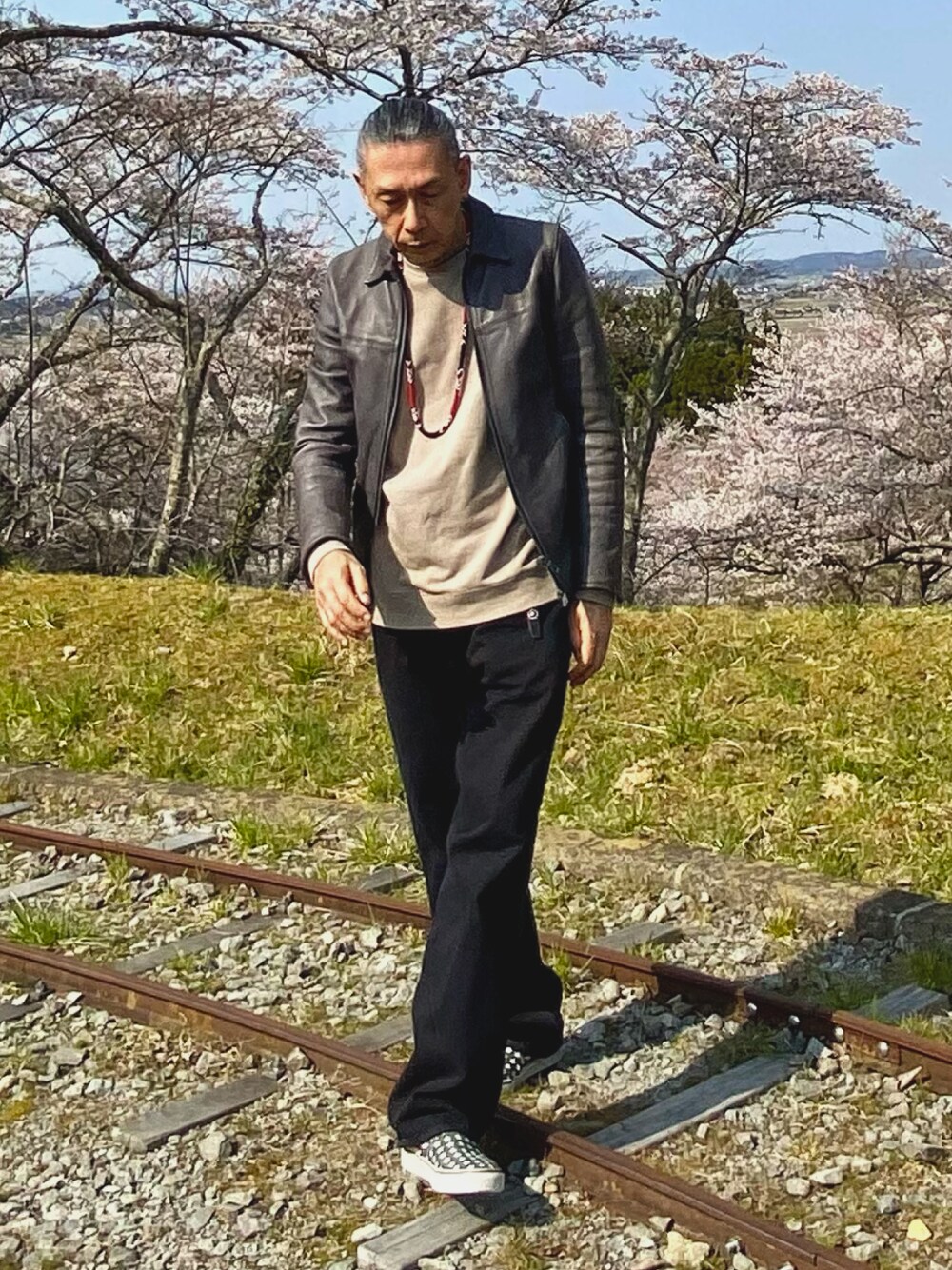 「休日スタイル、おしゃれさんと繋がりたい、シンプル、オトナカジュアル、春アウター、大人コーデ、ワイドデニム、ワイドパンツ」｜「Levi's REDのアイテム（デニムパンツ、ブルー系）」を使った、DAI-13さん（メンズ・182cm）の春コーディネートの1枚目の写真