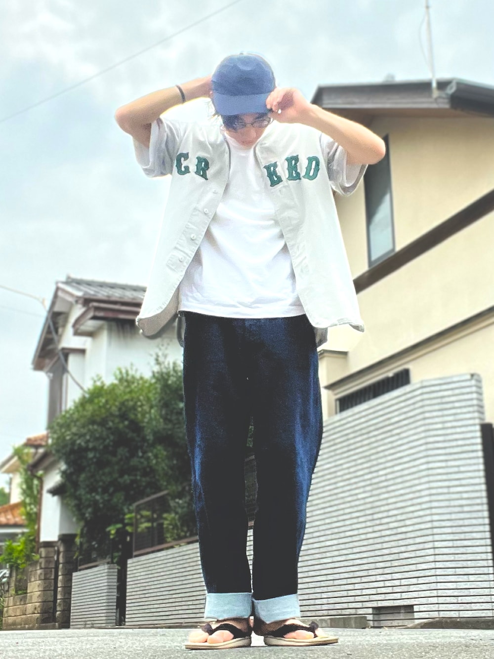 ベージュ系のサンダル、ブルー系のデニムパンツ、その他のシャツ/ブラウスを着用したメンズの冬コーディネートの1枚目の写真