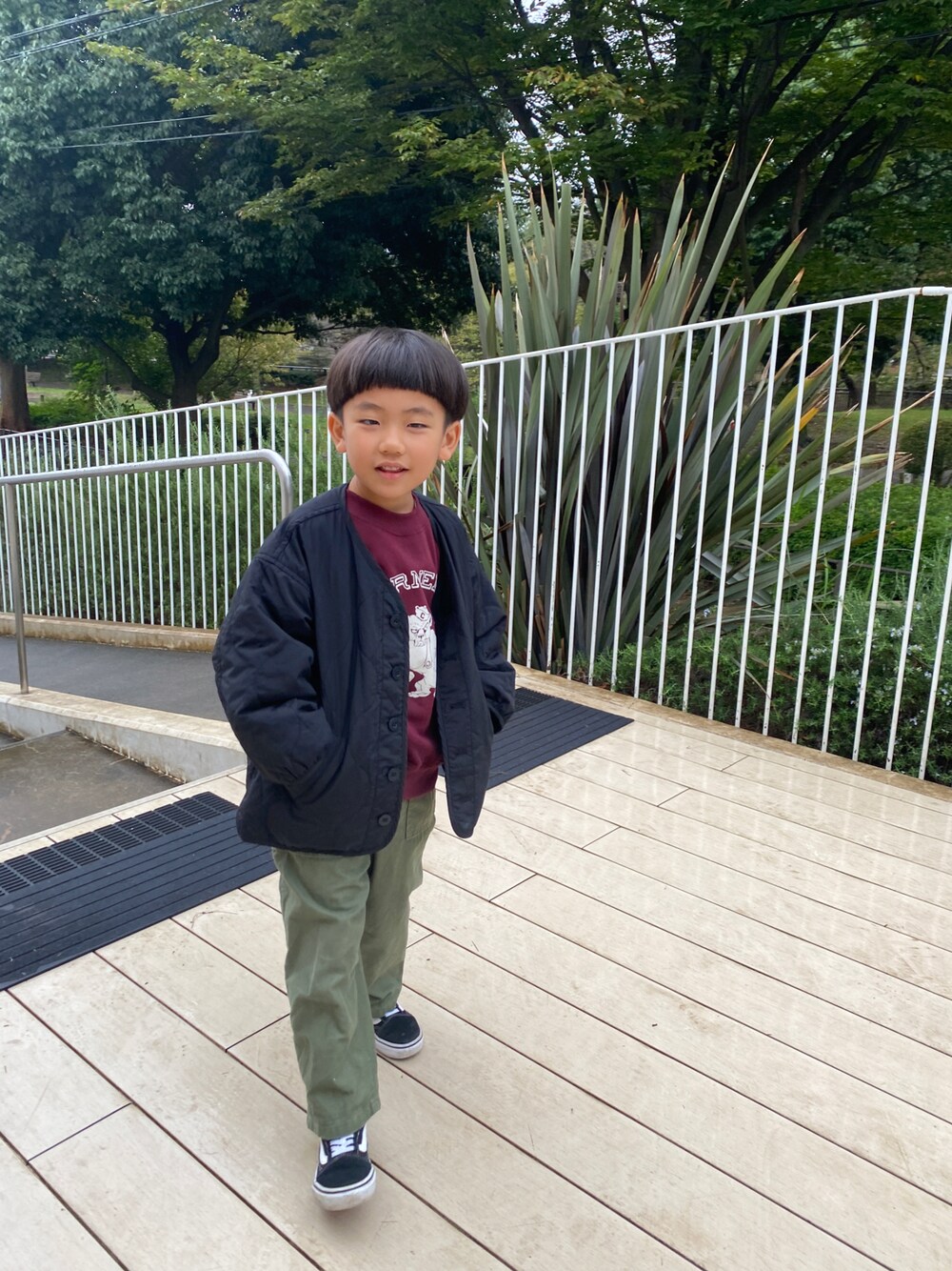 「キッズファッション、男の子コーデ、カジュアル、カジュアルコーデ、カーキパンツ、ローリーズファーム(LOWRYS FARM)、男の子」｜「LOWRYS FARMのカレッジウラケ　162718（スウェット、レッド系）」を使った、Kantaさん（キッズ・110cm）の秋コーディネートの1枚目の写真