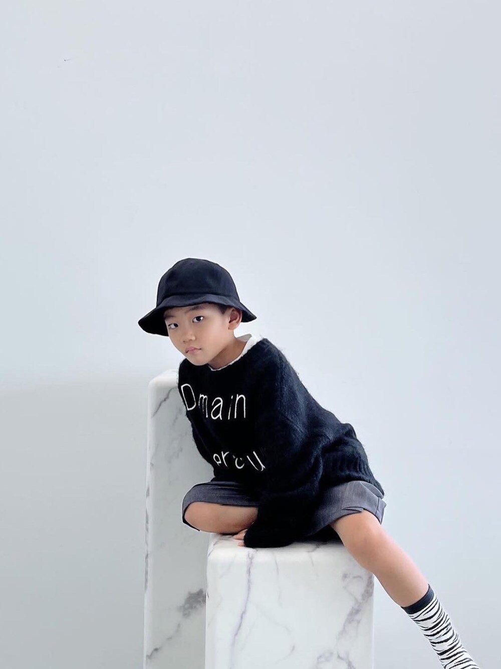 「冬コーデ、LOWRYS FARM、キッズコーデ、ゆるコーデ、キッズファッション、おとこのこ、ローリーズファーム(LOWRYS FARM)」｜「LOWRYS FARMのナカワタＨＡＴ　157288（ハット、ブラック系）」を使った、Kantaさん（キッズ・90cm）の秋コーディネートの1枚目の写真