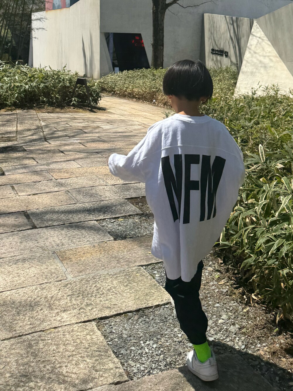 「カジュアルコーデ、小学生、キッズファッション、カジュアル、春、モノトーン、ゆるコーデ、LOWRYS FARM」｜「LOWRYS FARMのＵＳＡプリントワンピースロングスリーブ　 102337（ワンピース、ホワイト系）」を使った、Kantaさん（キッズ・123cm）の春コーディネートの1枚目の写真