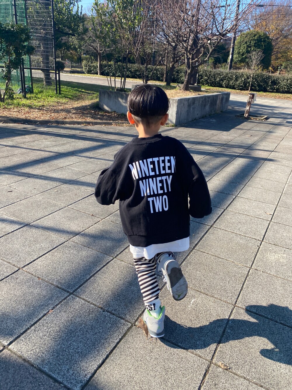 「カジュアルコーデ、むすこーで、キッズ、男の子、秋冬コーデ、モノトーン、カジュアル、NIKE」｜「LOWRYS FARMのソデボリュームプリントプルオーバー　166926（スウェット、ブラック系）」を使った、Kantaさん（キッズ・110cm）の冬コーディネートの1枚目の写真
