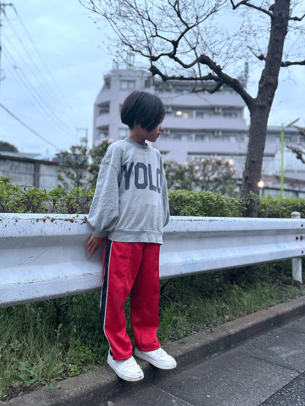 「春コーデ、カラーコーデ、カジュアルコーデ、シンプルコーデ、キッズ、プリントT、LOWRYS FARM」｜「LOWRYS FARMのＭＬＢトラックパンツ　 106016（スウェットパンツ、レッド系）」を使った、Kantaさん（キッズ・110cm）の春コーディネートの1枚目の写真