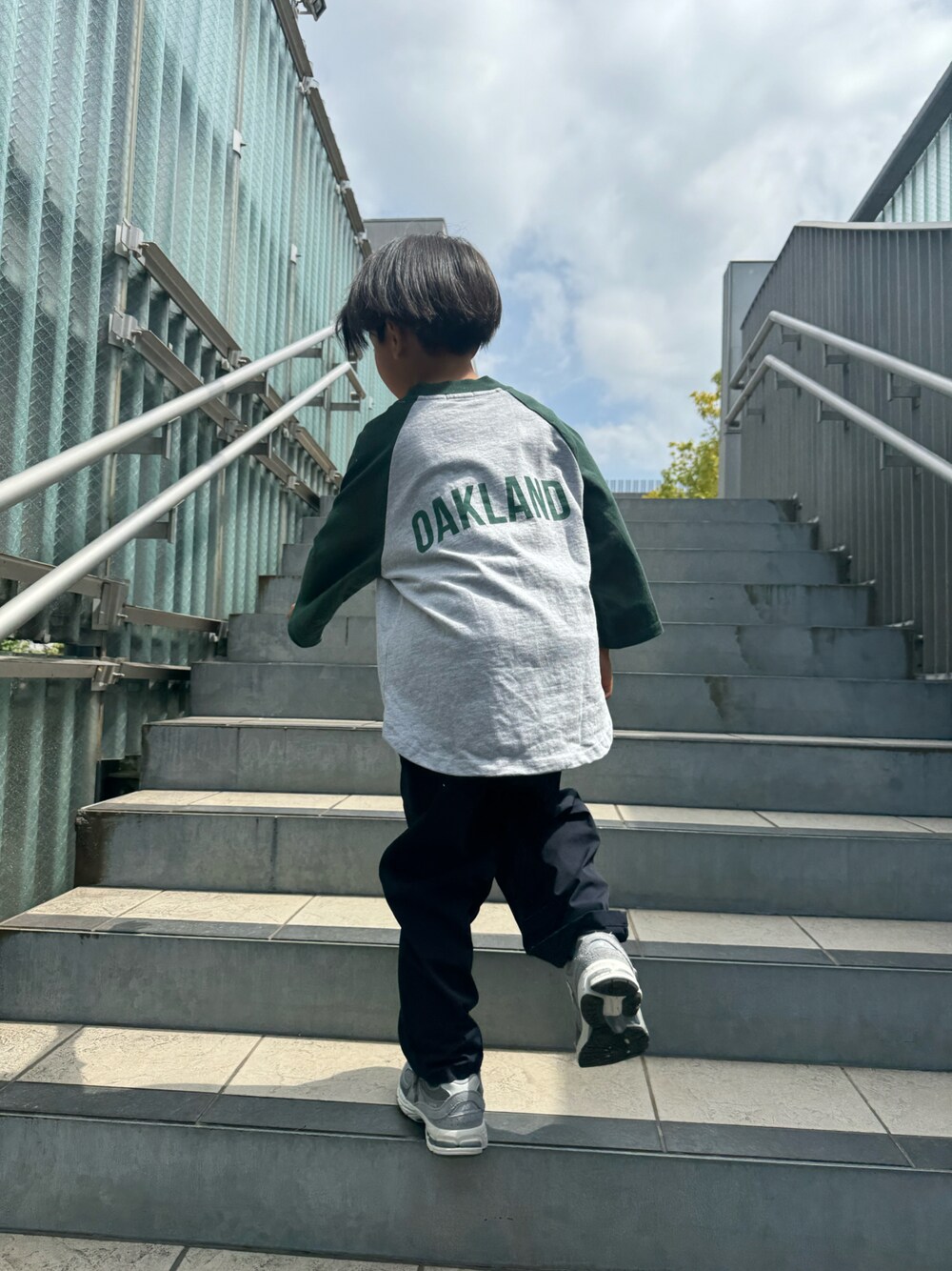 「シンプルコーデ、休日コーデ、スポーツミックス、お出かけコーデ、ストリート、子供服コーデ、夏コーデ、男の子コーデ」｜「LOWRYS FARMのキノウナイロンテーパード　 996993（その他パンツ、ブルー系）」を使った、Kantaさん（キッズ・123cm）の春コーディネートの1枚目の写真