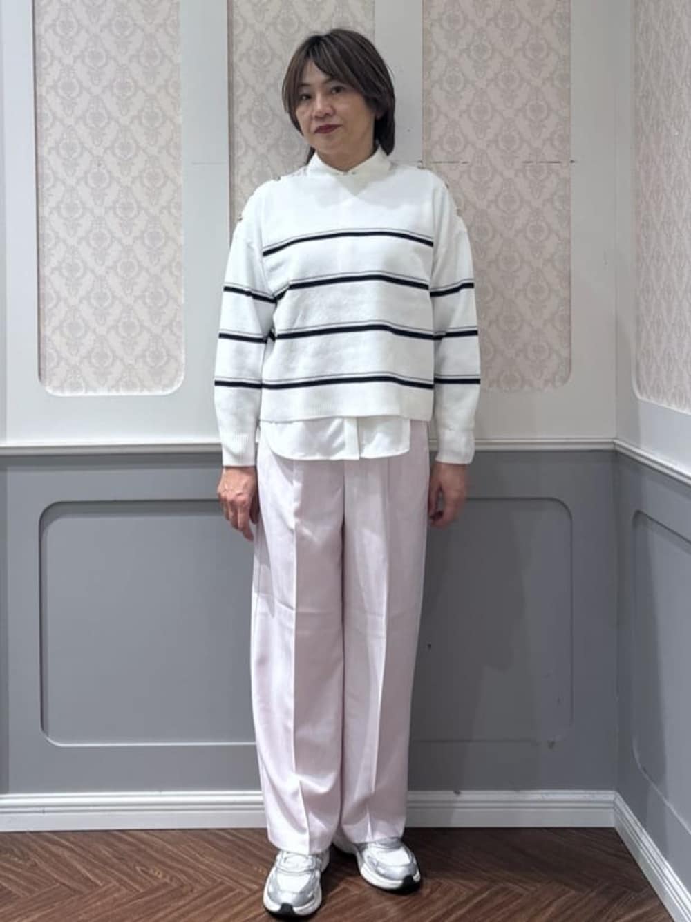 ホワイト系のシャツ/ブラウス、ホワイト系のニット/セーター、ピンク系のその他パンツを着用したレディースの冬コーディネートの1枚目の写真