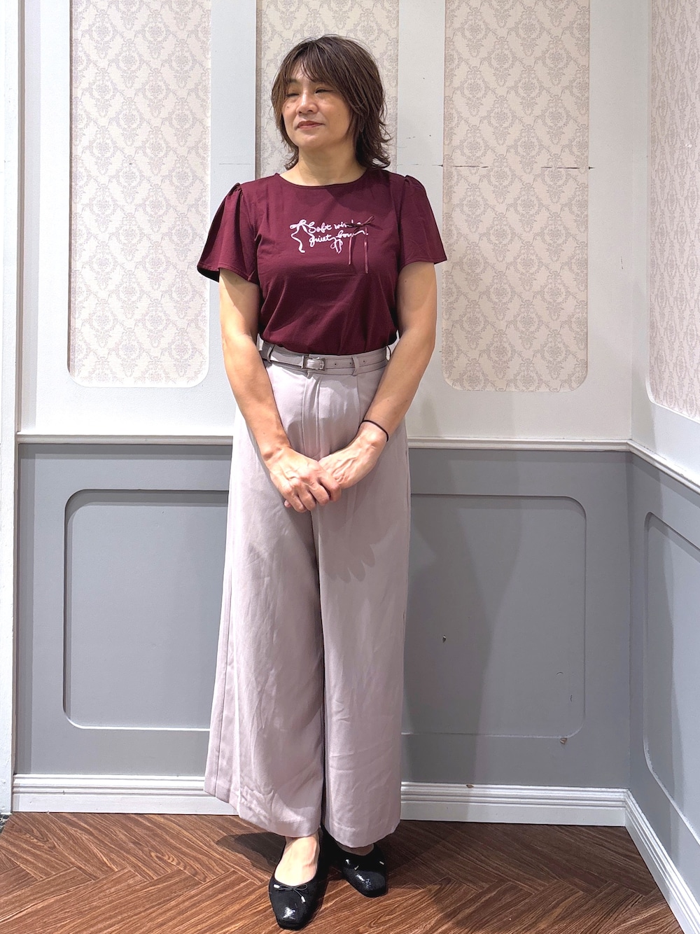 レッド系のTシャツ/カットソー、グレー系のその他パンツを着用したレディースの夏コーディネートの1枚目の写真