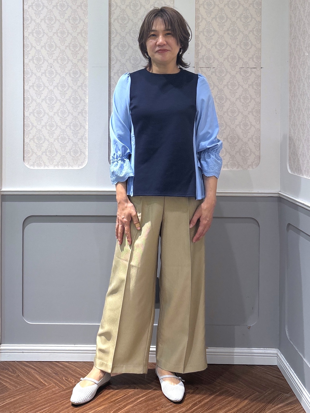 シルバー系のその他シューズ、ベージュ系のその他パンツ、ブラック系のスカートを着用したレディースの春コーディネートの1枚目の写真