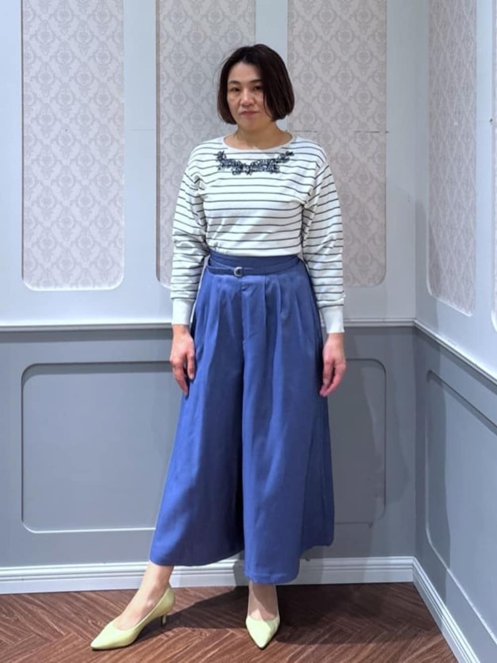 ホワイト系のニット/セーター、ブルー系のその他パンツを着用したレディースの春コーディネートの1枚目の写真