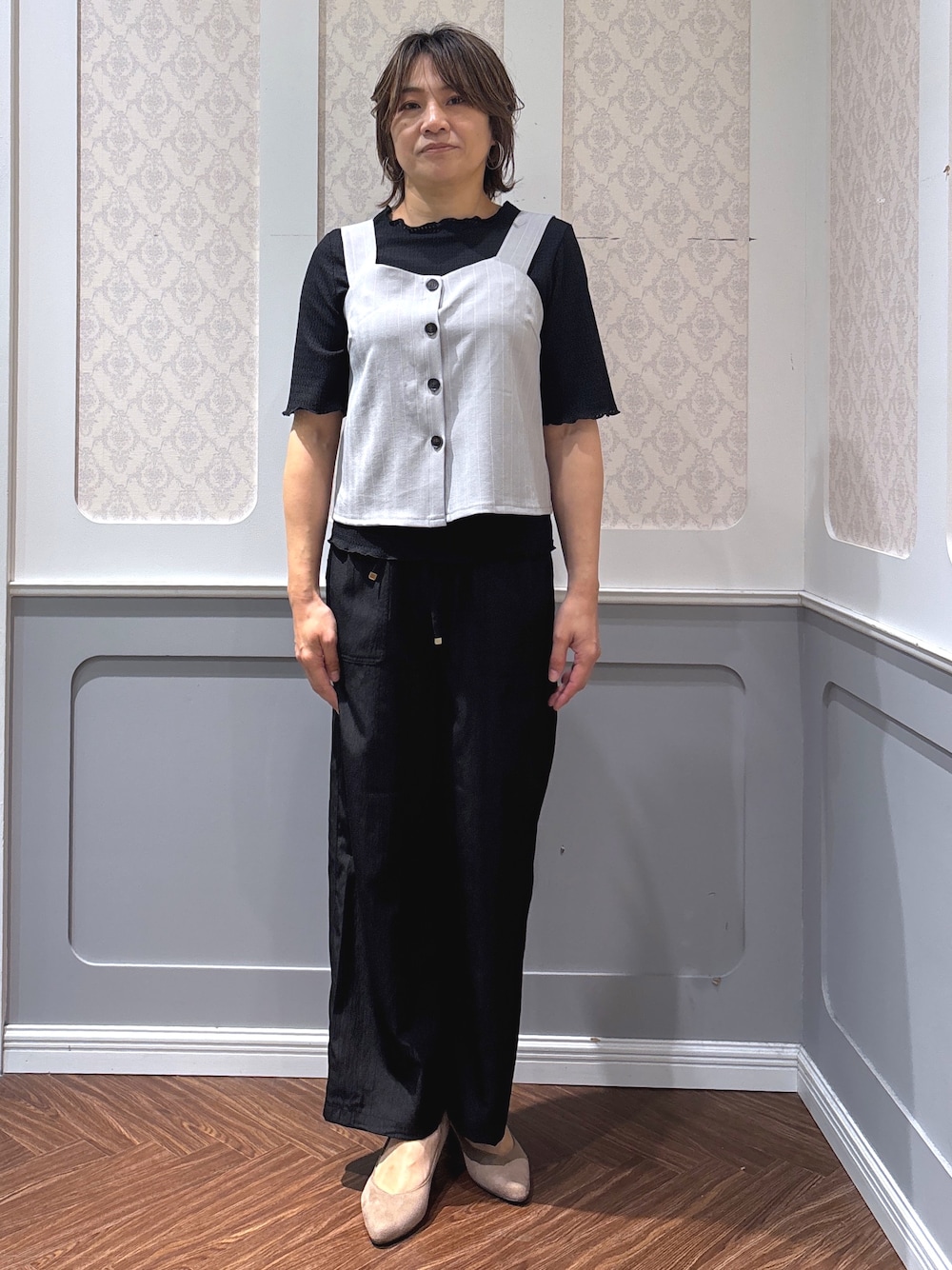 グレー系のその他トップス、ブラック系のその他パンツ、ベージュ系のパンプスを着用したレディースの春コーディネートの1枚目の写真
