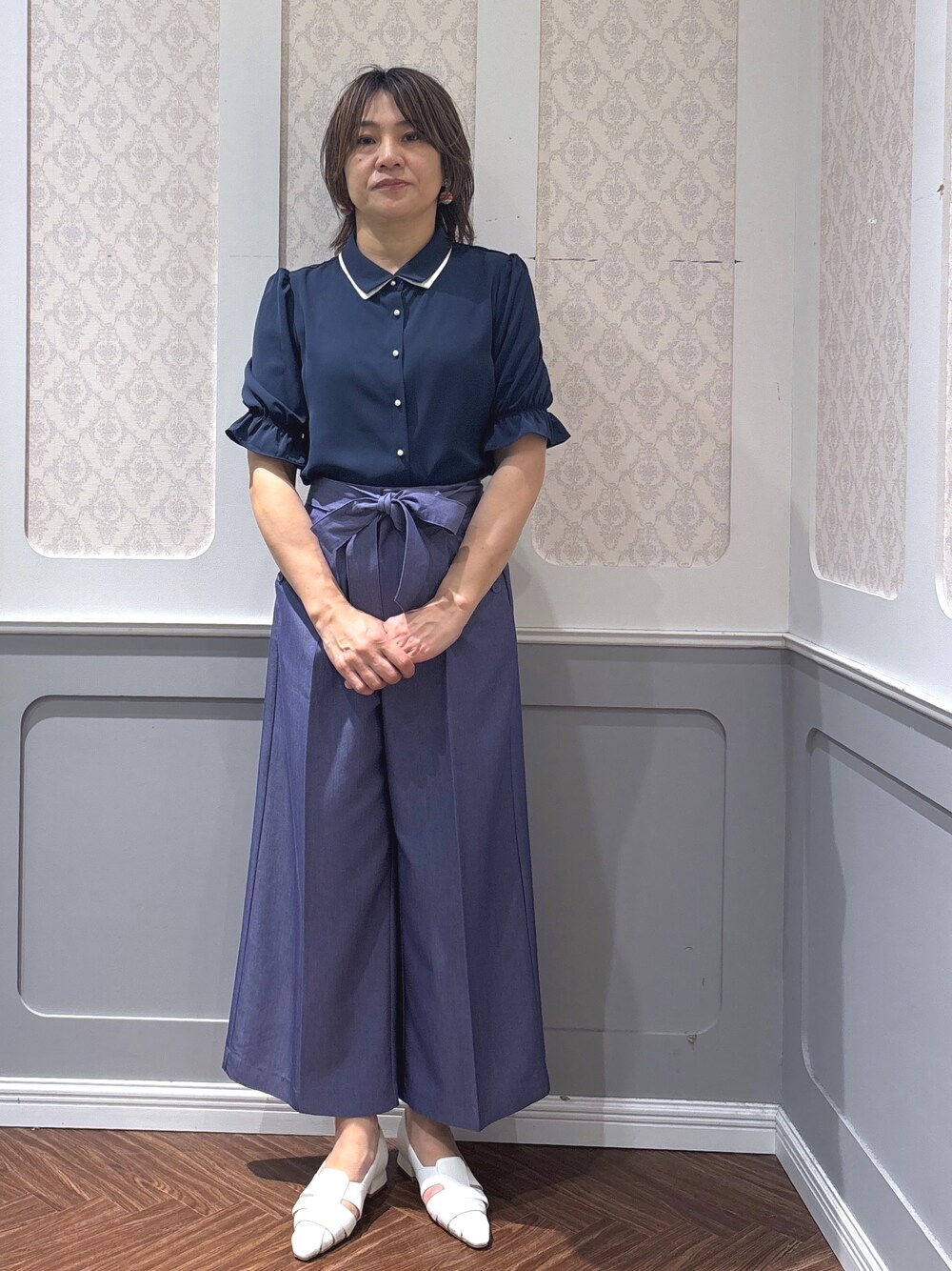 ブルー系のシャツ/ブラウス、ブルー系のその他パンツを着用したレディースの春コーディネートの1枚目の写真