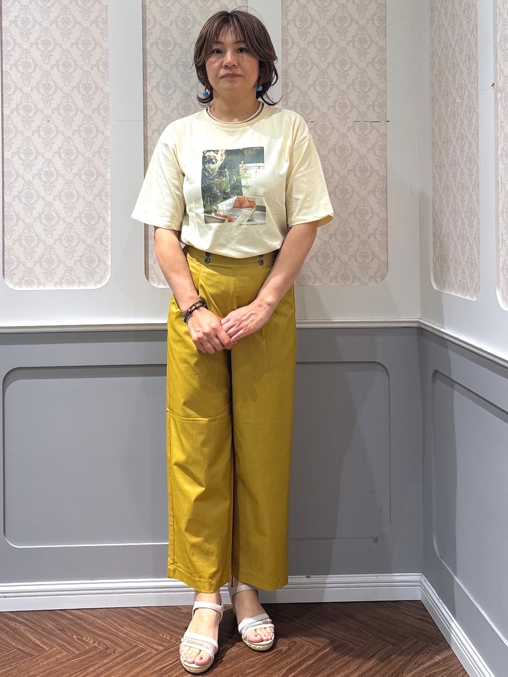 イエロー系のTシャツ/カットソー、イエロー系のその他パンツを着用したレディースの夏コーディネートの1枚目の写真