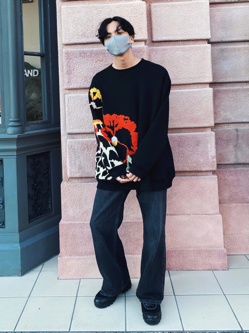 「LOEWEのアイテム（スウェット、ブラック系）」を使った、イクマツさん（メンズ・178cm）の秋コーディネートの1枚目の写真