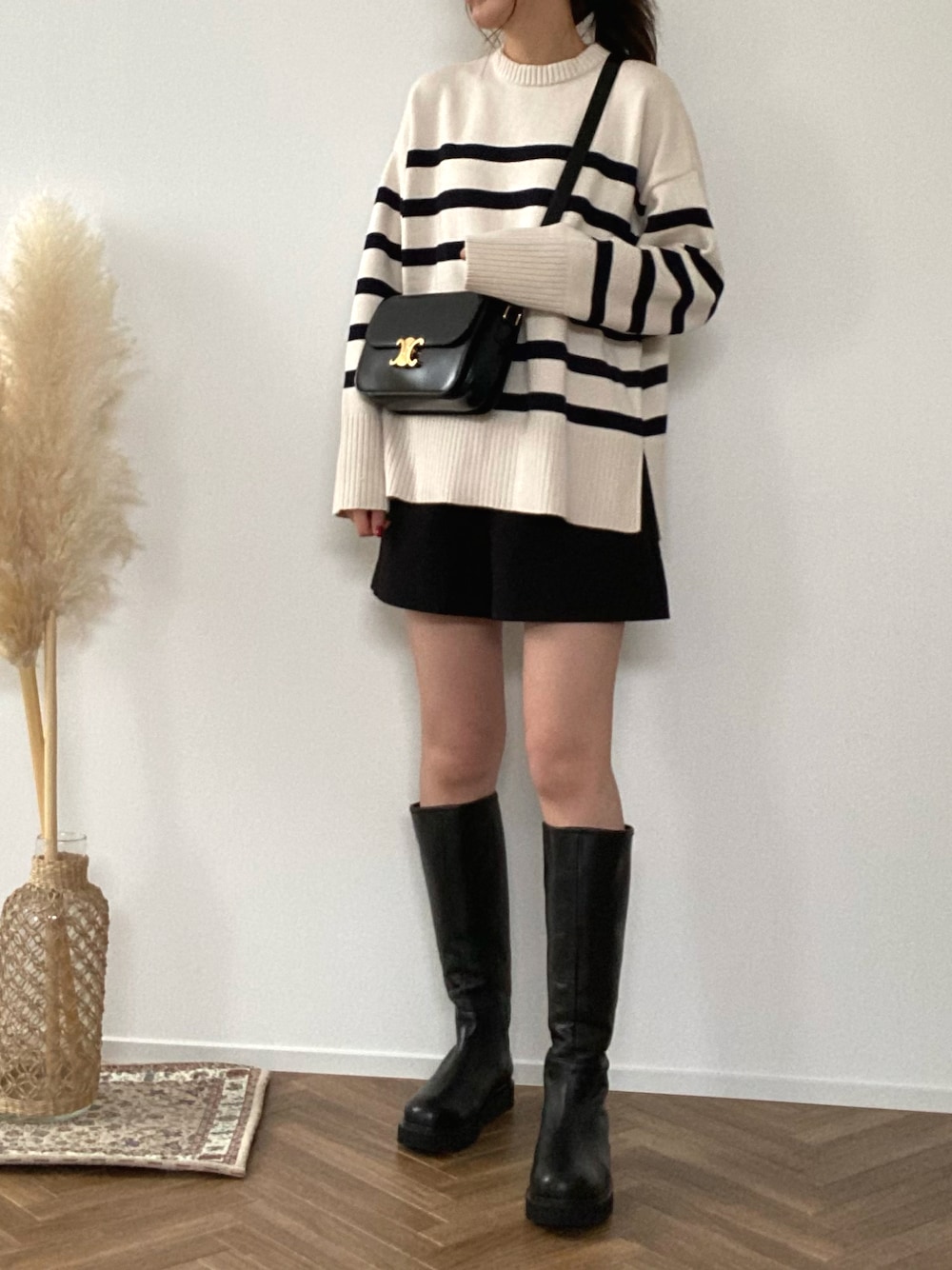 「シンプル、ショートパンツ、ロングブーツ、ZARA、秋のコーデ、秋服、モノトーン、きれいめカジュアル、ボーダー、オトナカジュアル、ブーツ」｜「CAMINANDOの【CAMINANDO】ロングブーツ（ブーツ、ブラック系）」を使った、minminmaaaさん（レディース・168cm）の秋コーディネートの1枚目の写真