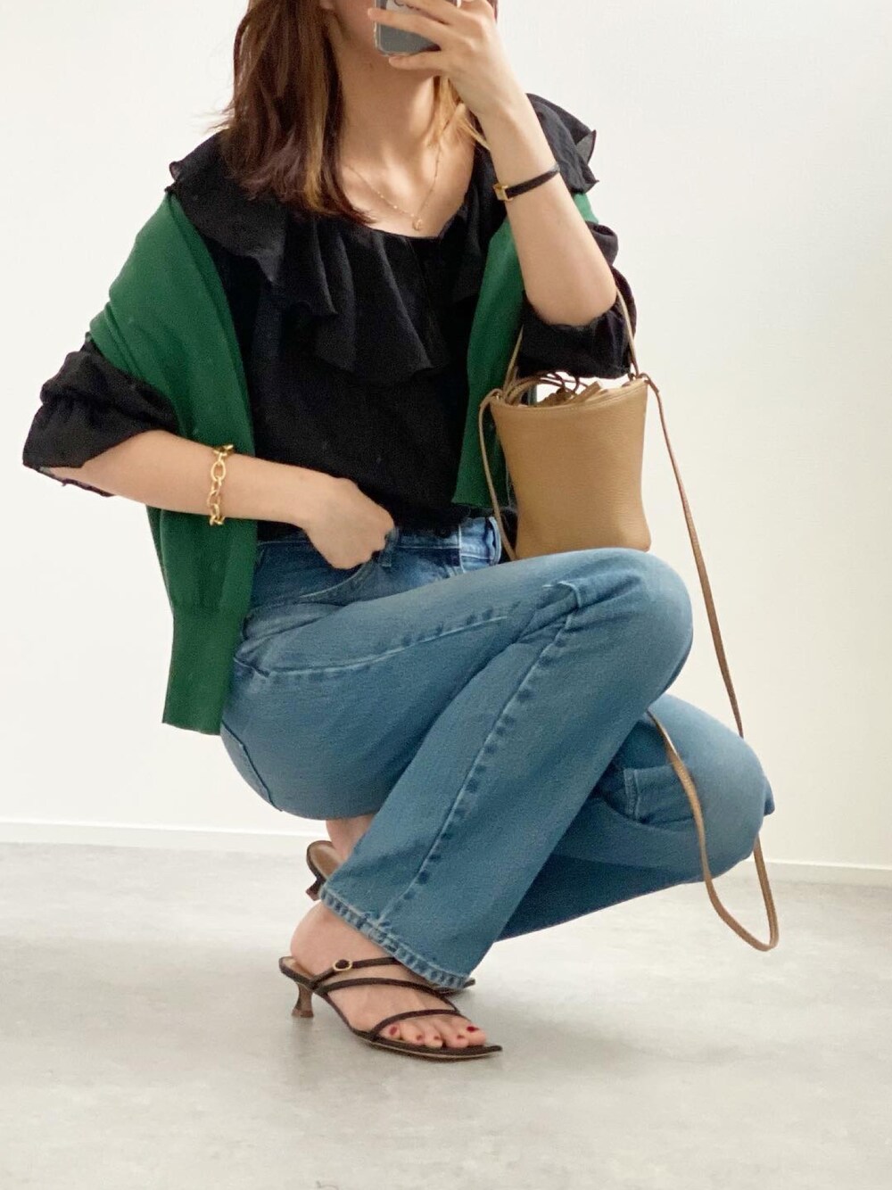 「オトナカジュアル、大人カジュアル、ユニクロ、UNIQLO、グリーン、ビッグカラー、春夏コーデ」｜「classicalelfの大人なシアー魅せ。2wayラッフルフリルビッグカラーブラウス（シャツ/ブラウス、ブラック系）」を使った、minminmaaaさん（レディース・168cm）の夏コーディネートの1枚目の写真