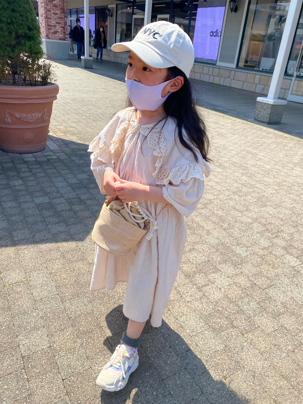 「プチプラコーデ、キッズコーデ」｜「SHEINのアイテム（スニーカー、ホワイト系）」を使った、kanorioさん（レディース・148cm）の夏コーディネートの1枚目の写真
