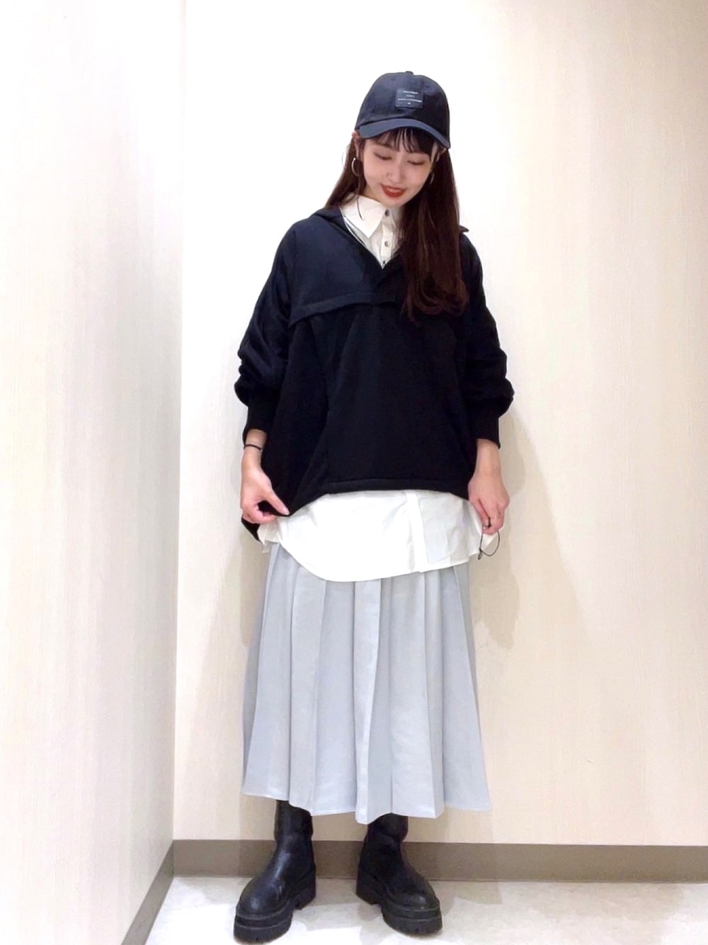ブラック系のパーカー、シルバー系のスカート、ホワイト系のシャツ/ブラウスを着用したレディースの秋コーディネートの1枚目の写真