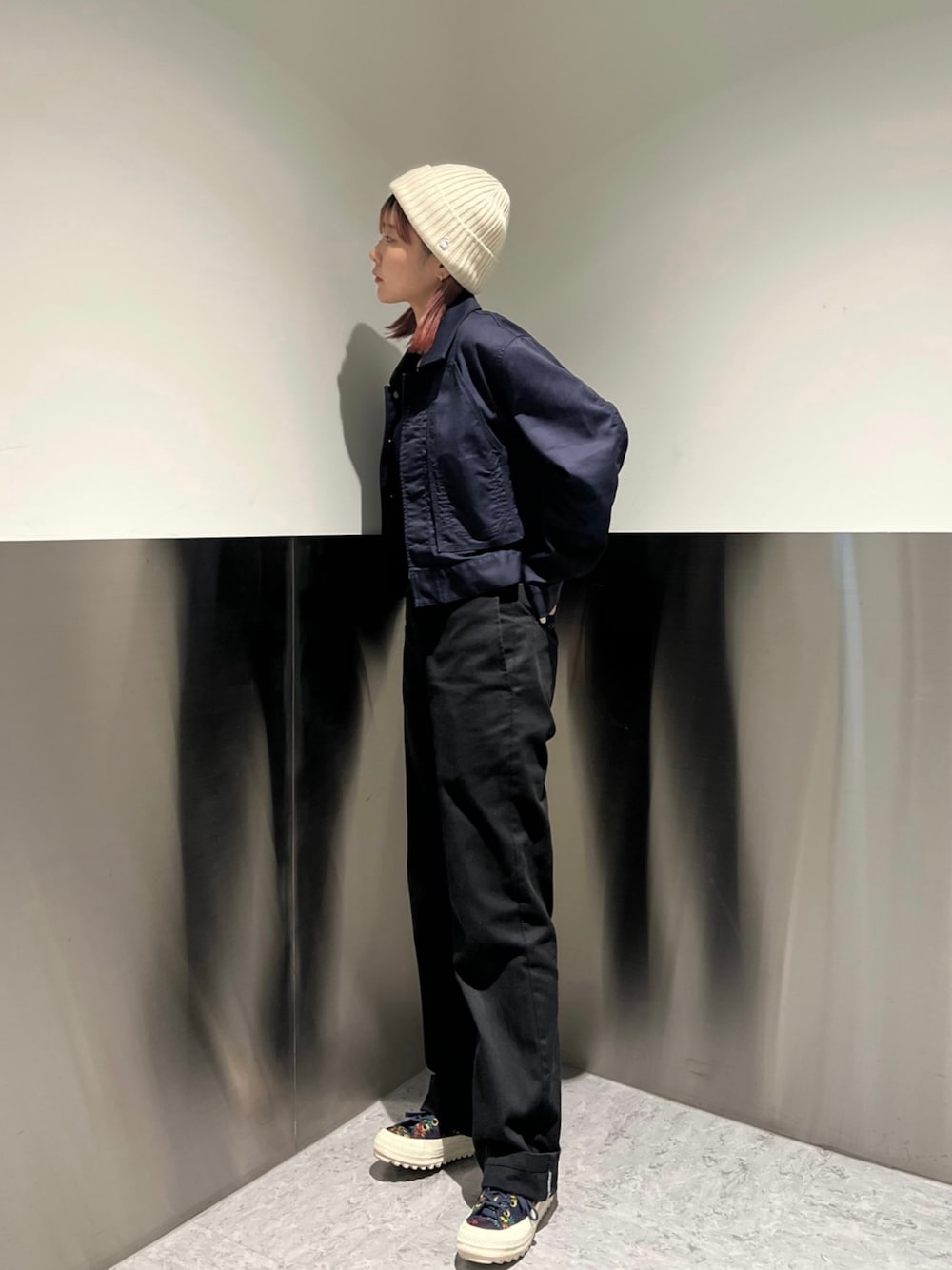 ブルー系のジャケット/アウター、ブラック系のチノパンツ、ブルー系のスニーカーを着用したレディースの秋コーディネートの1枚目の写真