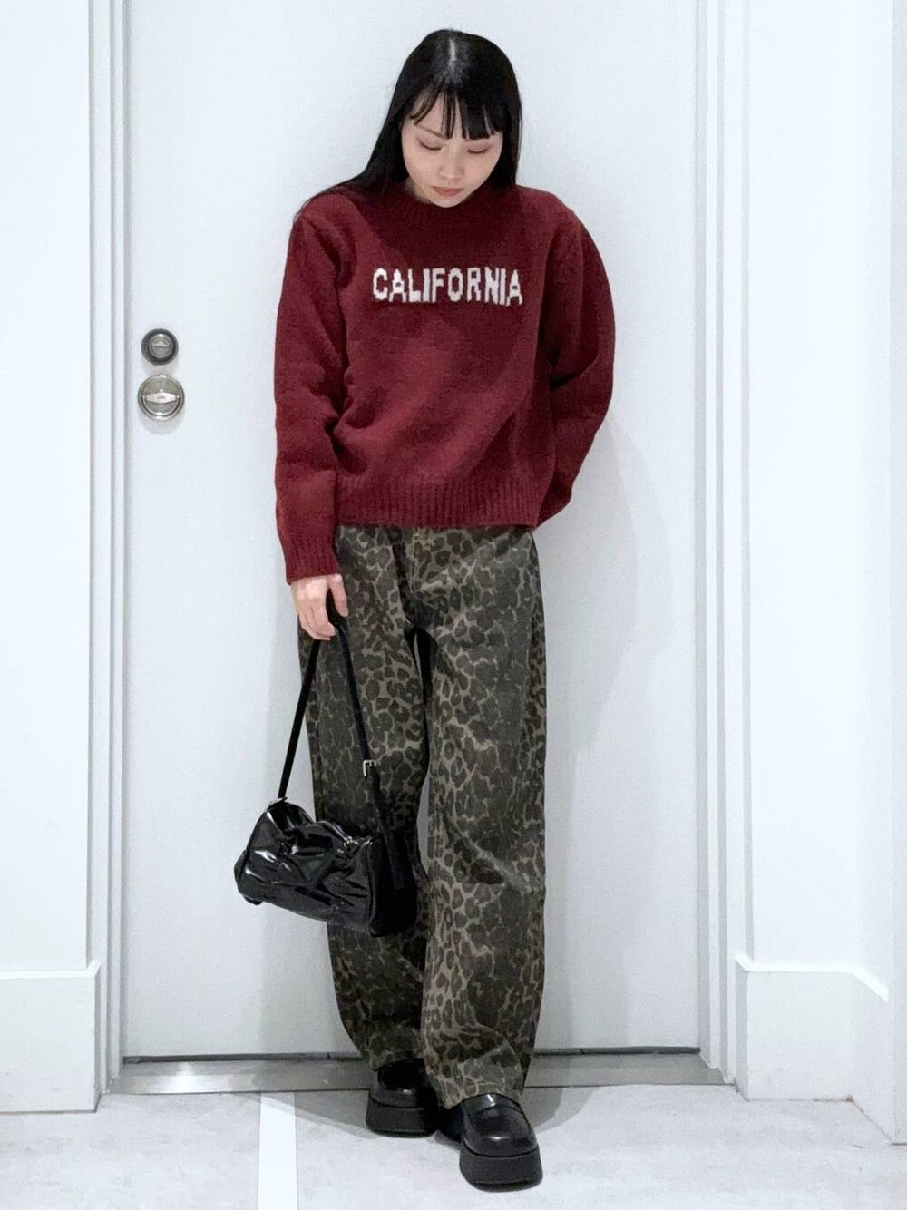 「着痩せ・細見え、きれいめ、韓国系、冬コーデ、女子ウケ、ワントーン、カジュアル、FOREVER 21、冬アウター、レイヤードスタイル、秋冬新作」｜「FOREVER 21の【2024FW】アソートクロッグサンダル（スリッポン、ブラック系）」を使った、みくさん（レディース・155cm）の冬コーディネートの1枚目の写真