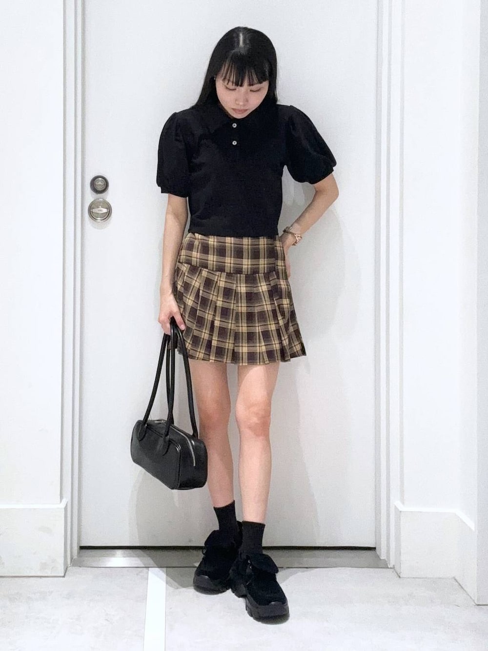 「着痩せ・細見え、きれいめ、韓国系、デート/ロマンティック、冬コーデ、女子ウケ、ワントーン、カジュアル、FOREVER 21、冬アウター、レイヤードスタイル」｜「FOREVER 21の【2025SS】ロゴスクエアボストン（ボストンバッグ、ブラック系）」を使った、みくさん（レディース・155cm）の夏コーディネートの1枚目の写真