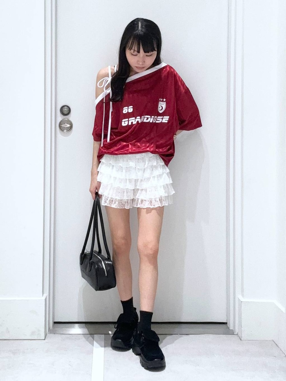 「着痩せ・細見え、きれいめ、韓国系、デート/ロマンティック、冬コーデ、女子ウケ、ワントーン、カジュアル、FOREVER 21、冬アウター、レイヤードスタイル」｜「FOREVER 21の【2024FW】レースフリルショートパンツ（その他パンツ、ホワイト系）」を使った、みくさん（レディース・155cm）の夏コーディネートの1枚目の写真