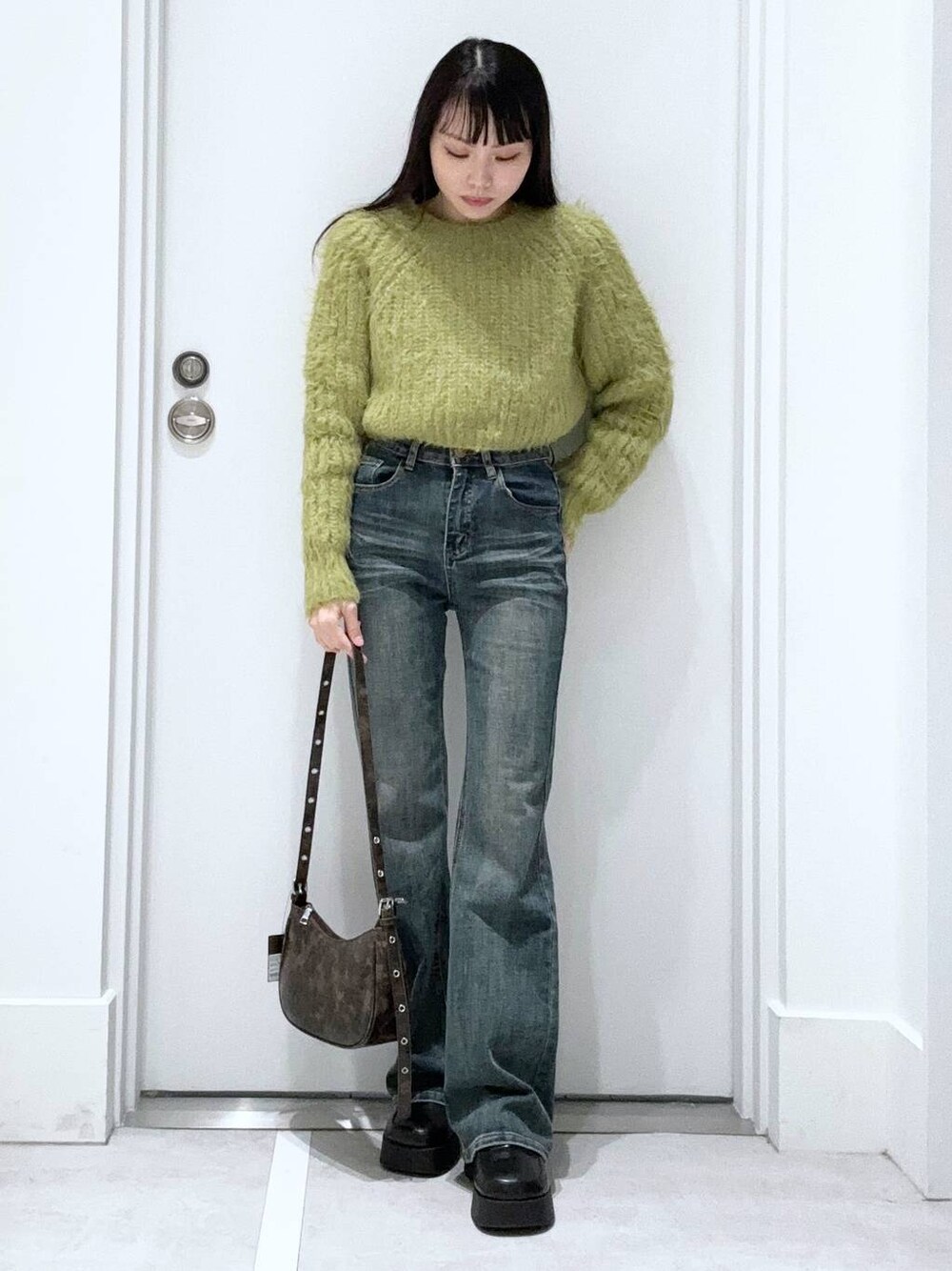 「着痩せ・細見え、きれいめ、韓国系、デート/ロマンティック、冬コーデ、女子ウケ、ワントーン、カジュアル、FOREVER 21、冬アウター、レイヤードスタイル」｜「FOREVER 21の【2024FW】アソートクロッグサンダル（スリッポン、ブラック系）」を使った、みくさん（レディース・155cm）の冬コーディネートの1枚目の写真