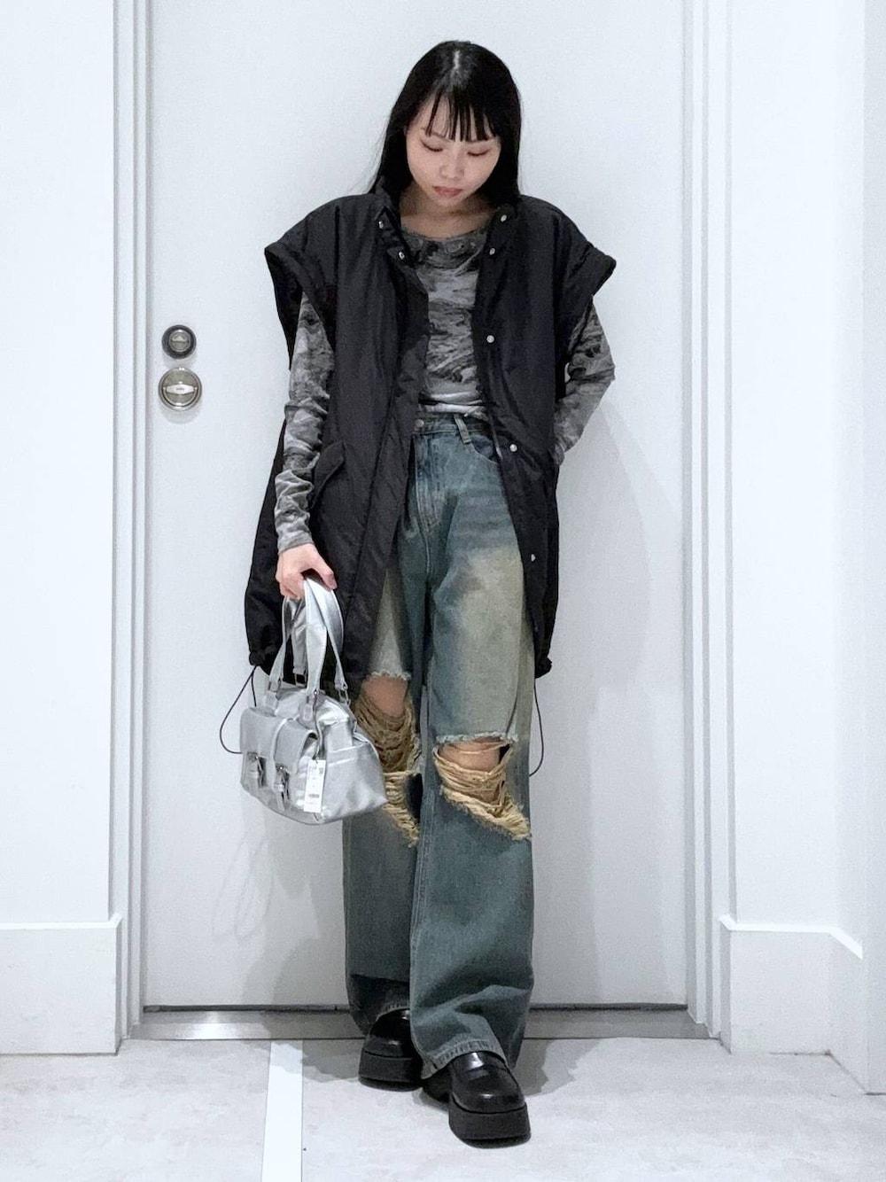 「冬アウター、レイヤードスタイル、着痩せ・細見え、きれいめ、韓国系、デート/ロマンティック、冬コーデ、女子ウケ、ワントーン、カジュアル、FOREVER 21」｜「FOREVER 21の【2024SS】ダメージ加工デニム（デニムパンツ、ブルー系）」を使った、みくさん（レディース・155cm）の冬コーディネートの1枚目の写真