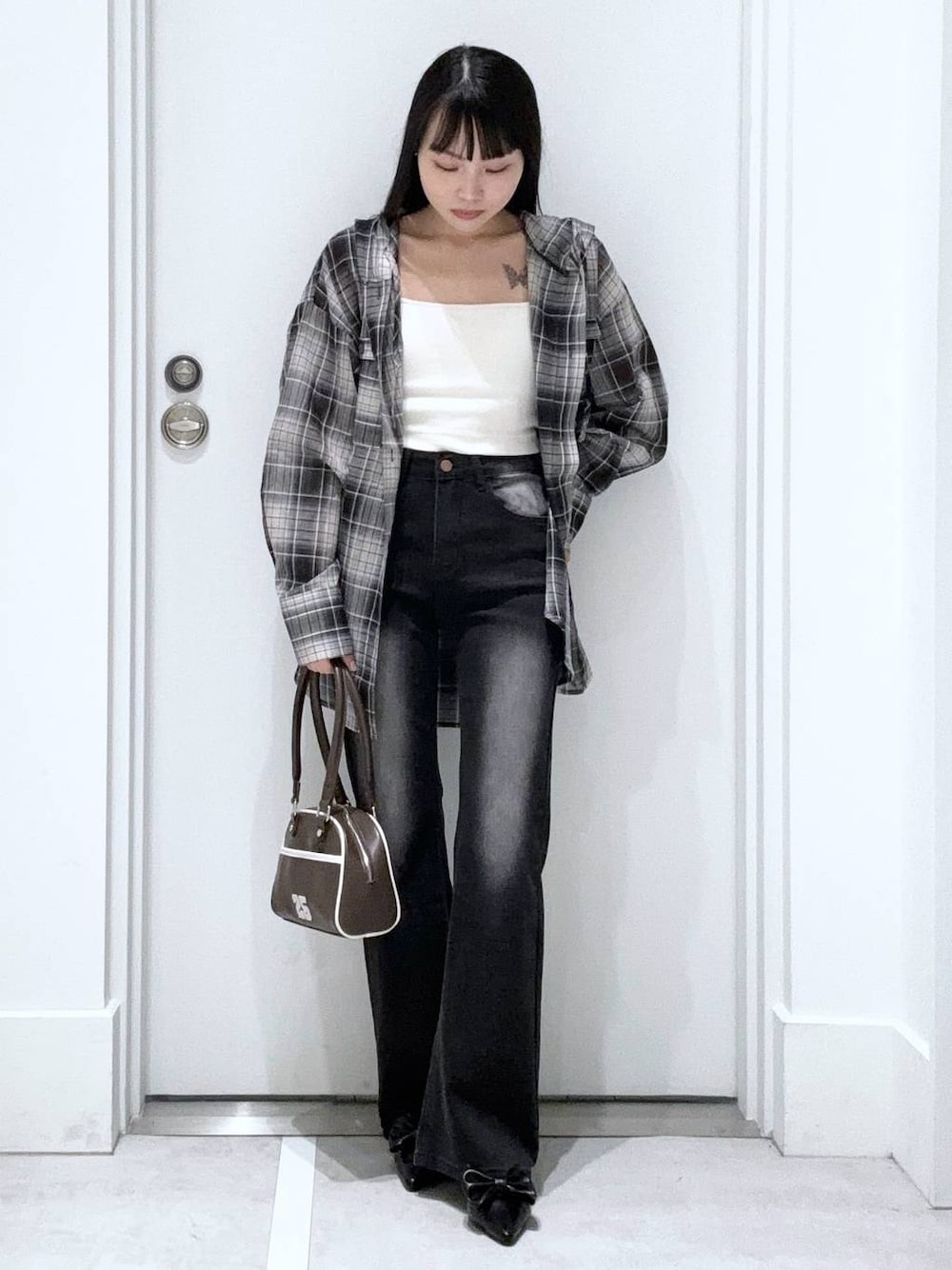 「着痩せ・細見え、きれいめ、韓国系、デート/ロマンティック、冬コーデ、女子ウケ、ワントーン、カジュアル、FOREVER 21、冬アウター、レイヤードスタイル」｜「FOREVER 21の【2024FW】オーバーダイフレアデニム（デニムパンツ、ブラック系）」を使った、みくさん（レディース・155cm）の春コーディネートの1枚目の写真