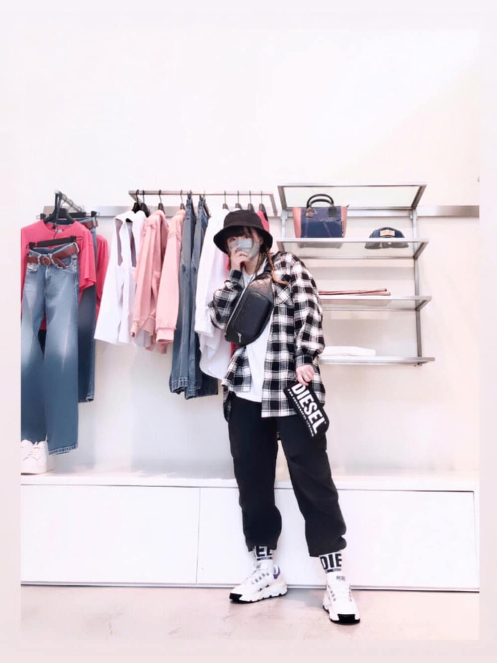 「Diesel、ディーゼル、デニム、ストリート、低身長、カジュアルコーデ、モノトーン、韓国ファッション、オーバーサイズ、きれいめカジュアル、バケットハット」｜「DIESELのメンズ ソックス 3パックセット（ソックス/靴下、ホワイト系）」を使った、yuuuuiさん（レディース・156cm）の夏コーディネートの1枚目の写真