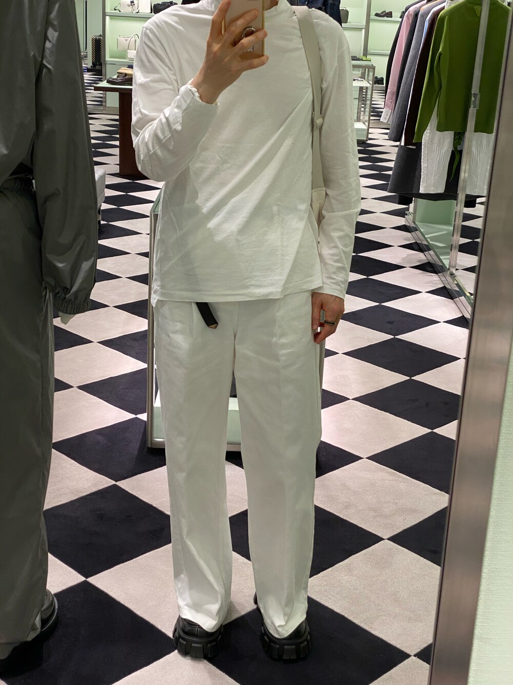 「シンプルコーデ、ホワイトコーデ」｜「PRADAのアイテム（ローファー、ブラック系）」を使った、朧さん（メンズ・172cm）の夏コーディネートの1枚目の写真