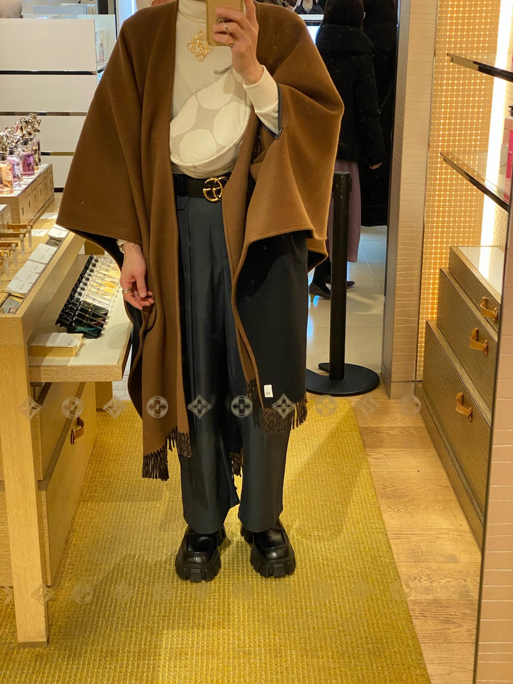 「冬コーデ、きれいめカジュアル、ケープ、marimekko」｜「BURBERRYのアイテム（ポンチョ、ブラウン系）」を使った、朧さん（メンズ・172cm）の冬コーディネートの1枚目の写真