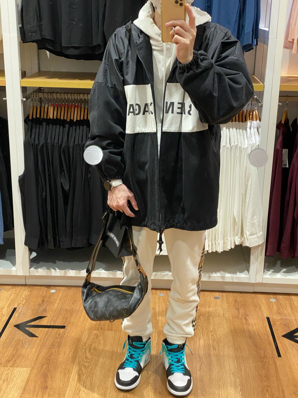 「重ね着ベストシーズン、休日スタイル、スポーツミックス、セットアップ」｜「BALENCIAGAのアイテム（その他アウター、ブラック系）」を使った、朧さん（メンズ・172cm）の秋コーディネートの1枚目の写真