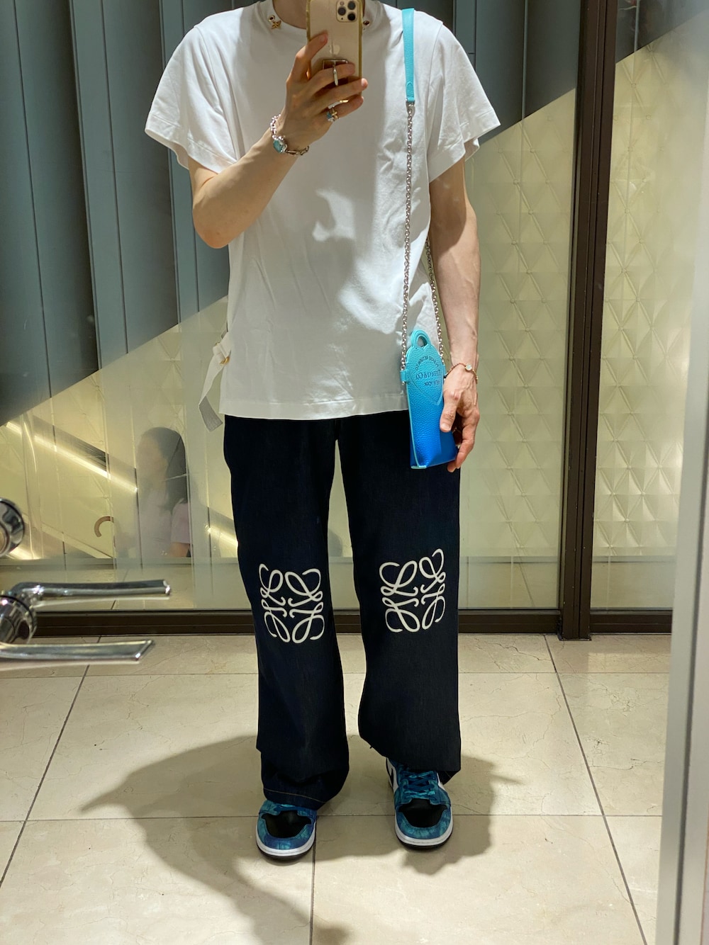 「夏コーデ、さらっと晴れやかスナップ、今日のコーデ、白Tシャツ」｜「LOUIS VUITTONのアイテム（Tシャツ/カットソー、ホワイト系）」を使った、朧さん（メンズ・172cm）の夏コーディネートの1枚目の写真