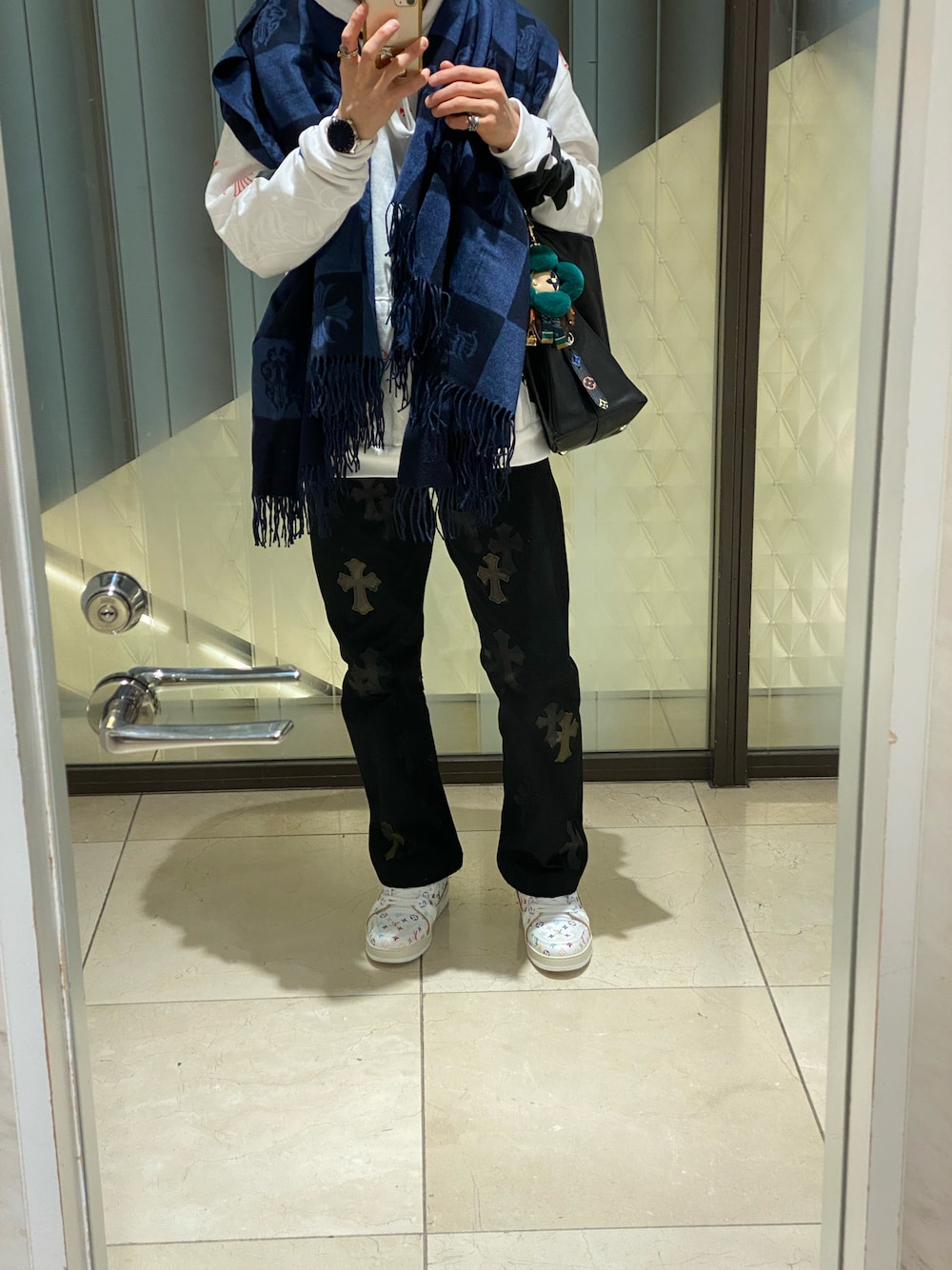 「TM×LV、マフラーぐるぐる、休日コーデ、リラックススタイル」｜「LOUIS VUITTONのアイテム（スニーカー、ホワイト系）」を使った、朧さん（メンズ・172cm）の冬コーディネートの1枚目の写真