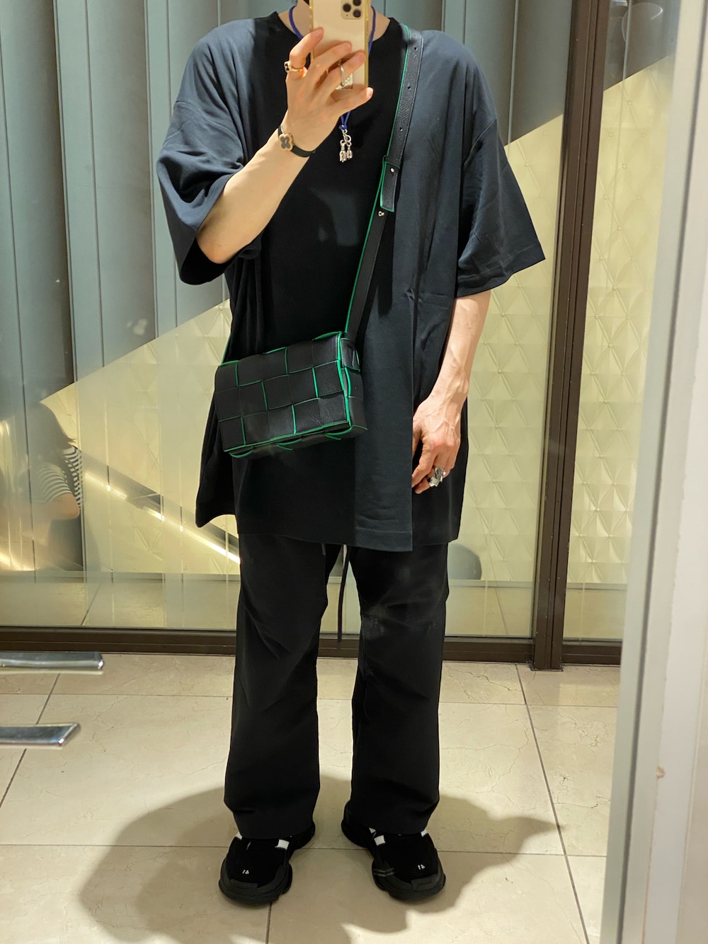 「夏コーデ、ブラックコーデ、休日スタイル、ファッションを楽しもう」｜「BOTTEGA VENETAのアイテム（ショルダーバッグ、ブラック系）」を使った、朧さん（メンズ・172cm）の夏コーディネートの1枚目の写真