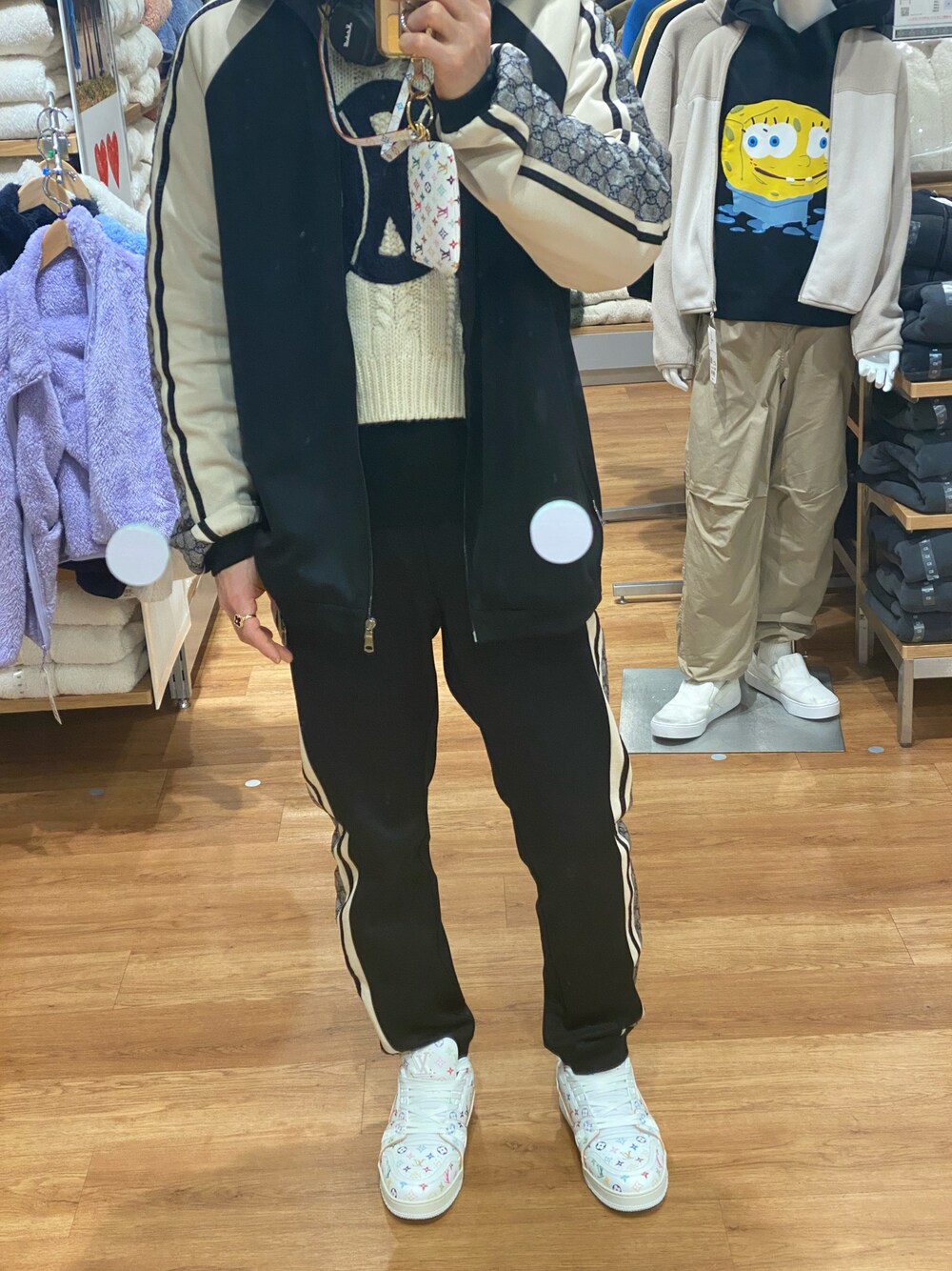 「フライトキャップ、休日スタイル、セットアップ、TM×LV」｜「LOUIS VUITTONのアイテム（スマホケース/カバー、ホワイト系）」を使った、朧さん（メンズ・172cm）の冬コーディネートの1枚目の写真