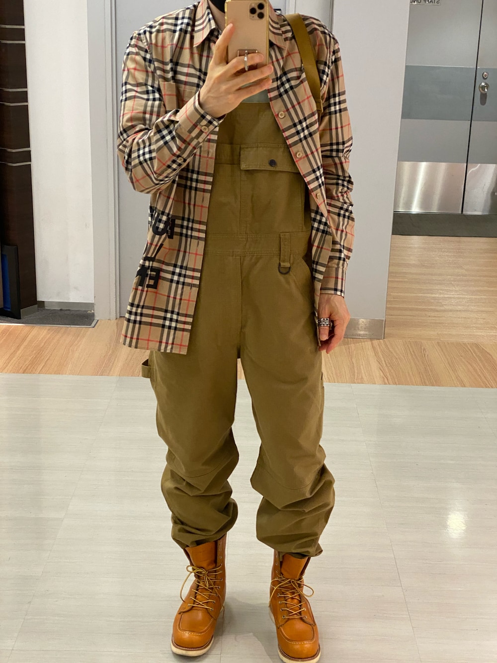 「チェック、秋っぽコーデ更新中、ベージュコーデ」｜「BURBERRYのアイテム（シャツ/ブラウス、ベージュ系）」を使った、朧さん（メンズ・172cm）の秋コーディネートの1枚目の写真