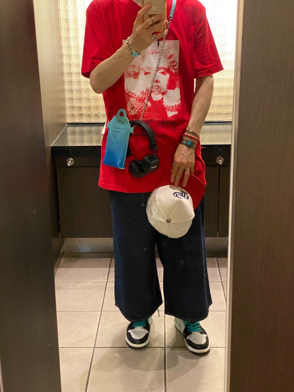 「休日コーデ、夏服、メンズファッション、ロゴT」｜「Levi’sのアイテム（デニムパンツ、ブルー系）」を使った、朧さん（メンズ・172cm）の夏コーディネートの1枚目の写真