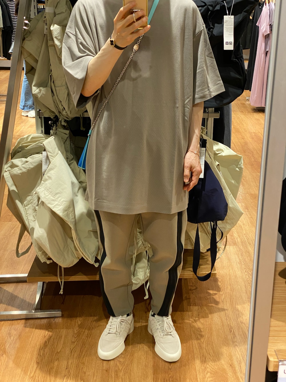 「夏コーデ、夏だ！Tシャツ着よう！、ラフコーデ、シンプル」｜「Van Cleef & Arpelsのアイテム（ブレスレット、ピンク系）」を使った、朧さん（メンズ・172cm）の夏コーディネートの1枚目の写真