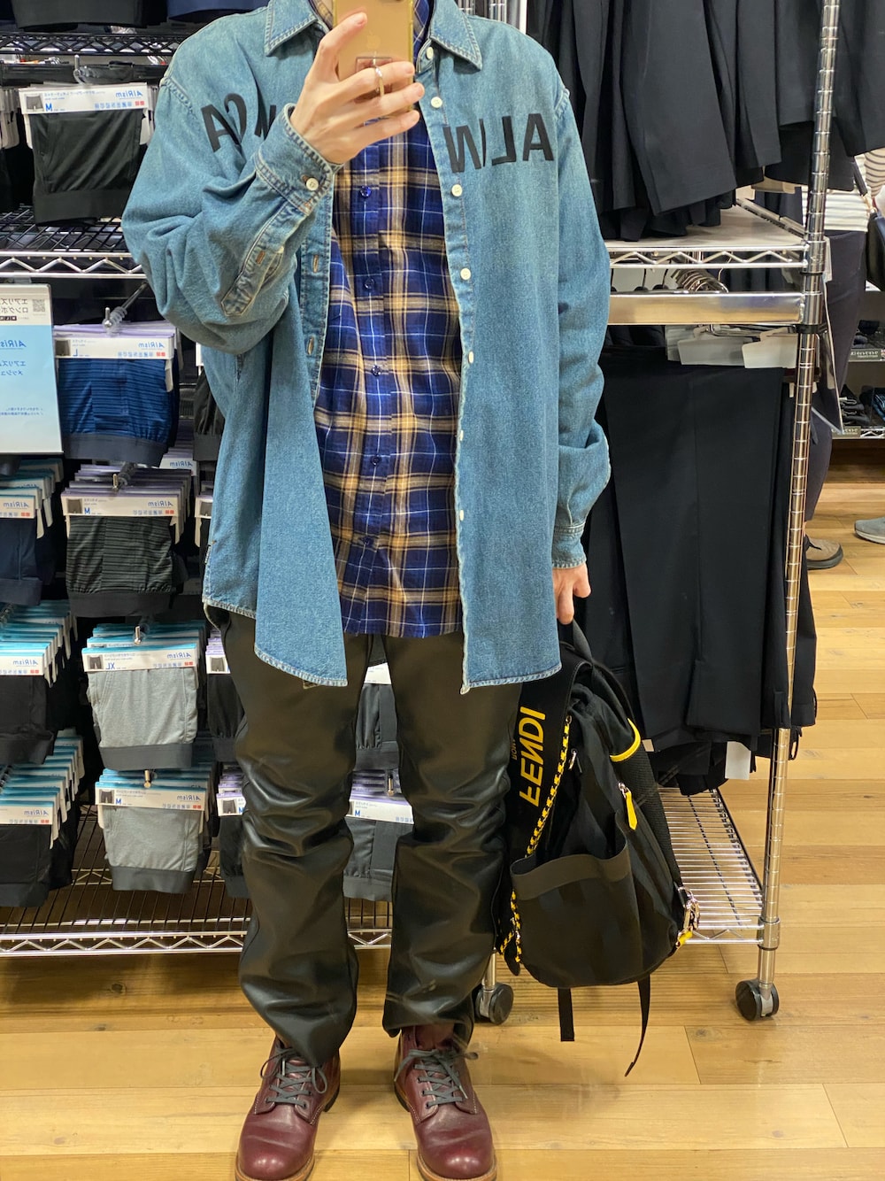 「重ね着ベストシーズン、オトナカジュアル、オーバーサイズ、レザーパンツ」｜「BALENCIAGAのアイテム（シャツ/ブラウス、ブルー系）」を使った、朧さん（メンズ・172cm）の秋コーディネートの1枚目の写真
