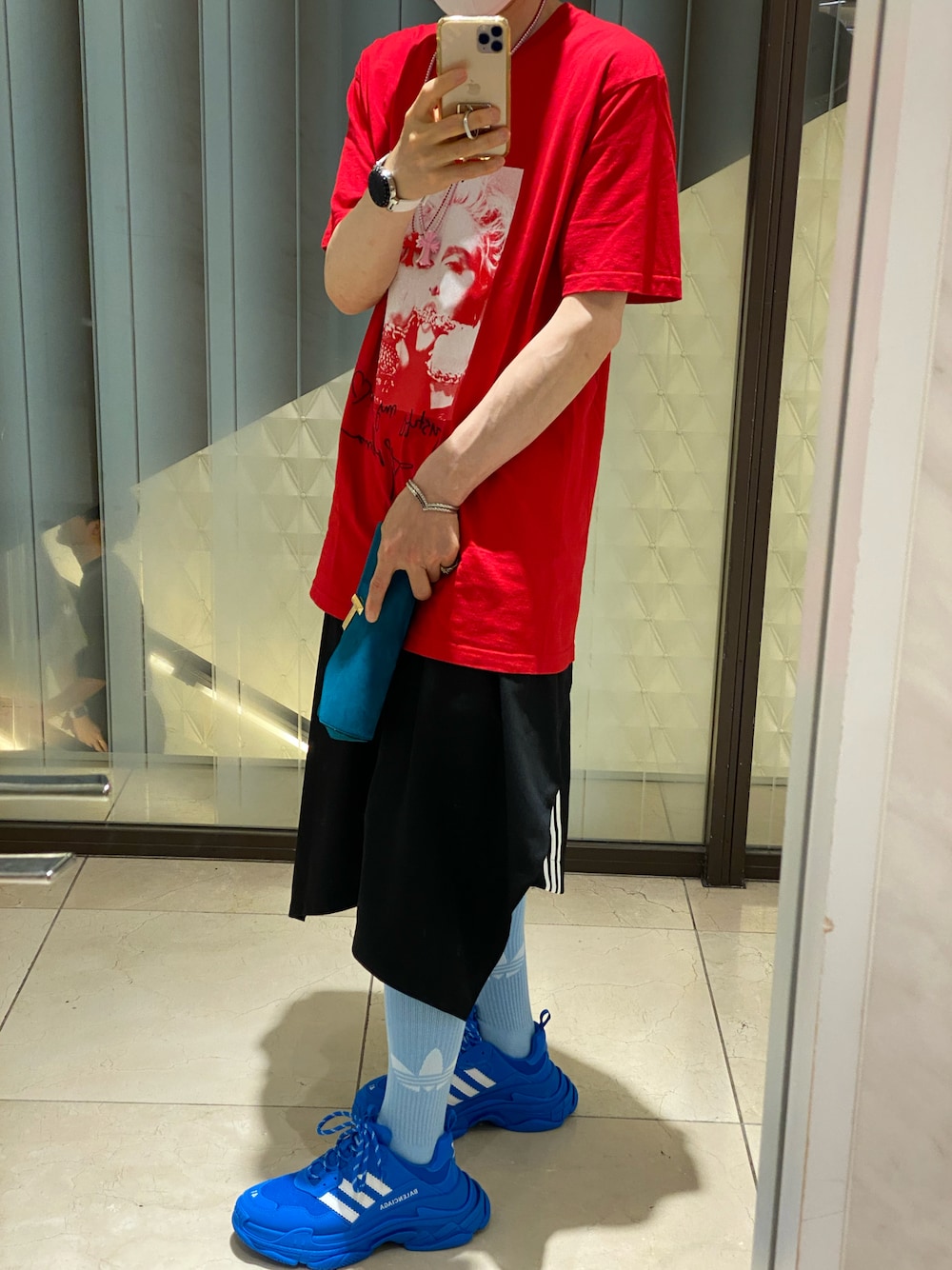 「グラフィックＴ、夏コーデ、休日コーデ、夏だ！Tシャツ着よう！」｜「Supreme のアイテム（Tシャツ/カットソー、レッド系）」を使った、朧さん（メンズ・172cm）の夏コーディネートの1枚目の写真